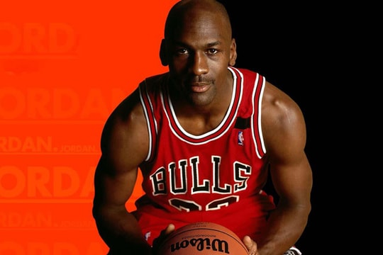 Cậu bé nghèo và chiếc áo rách được bán giá 200 đô la