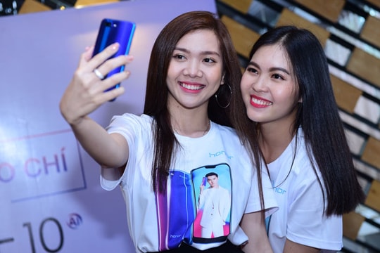 Ra mắt smartphone Honor 10