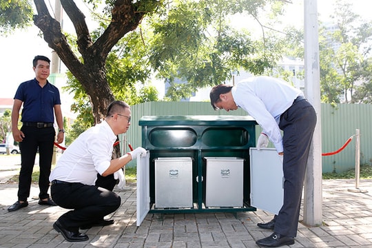 Công ty Phú Mỹ Hưng tặng 256 thùng rác để chung tay bảo vệ môi trường Quận 7