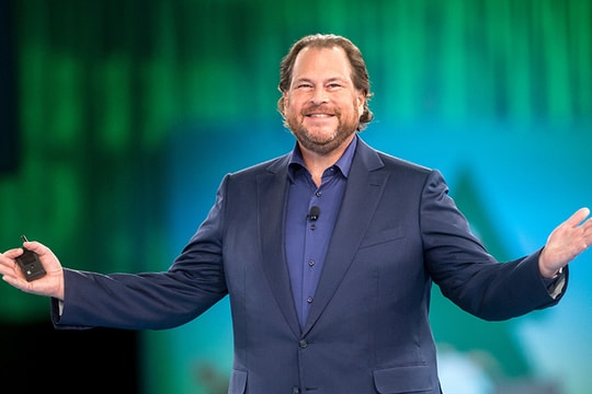 Lý do quyết định cho nhân viên đi tình nguyện vào ngày đầu tiên đi làm của tỷ phú công nghệ Marc Benioff