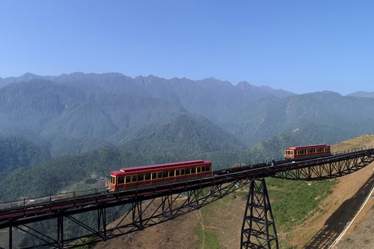 50.000 đồng/vé khứ hồi đi tàu hỏa leo núi Mường Hoa