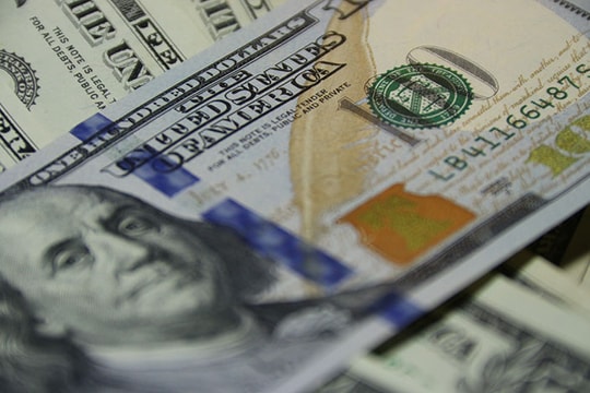 Cân nhắc giữa tiền đồng và USD