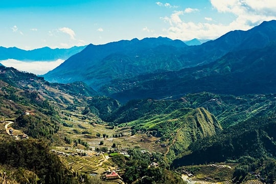 Lên cao ngắm Sa Pa đẹp diệu kỳ trong màu xanh của lúa