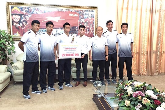 Đăng Quang Watch tặng quà trị giá hơn 500 triệu đồng cho đội tuyển Olympic Việt Nam