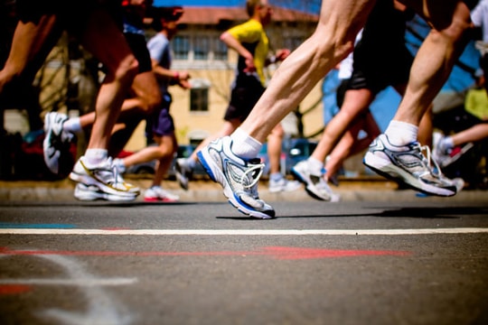 Bán cam ở giải đua marathon: Nghệ thuật chào hàng khiến không ai có thể từ chối