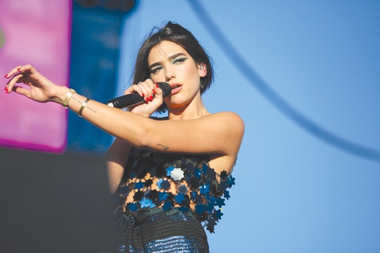 Ngôi sao nhạc pop Anh bị soán ngôi?