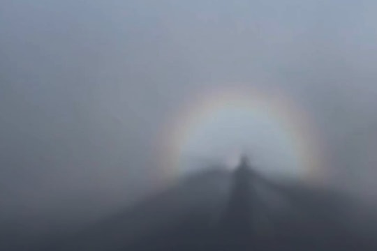 Hiện tượng ánh sáng đẹp kỳ ảo, khó tin trên đỉnh Fansipan