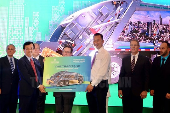 VWS trao tặng xe vận chuyển rác cho TP.HCM, Long An và Kiên Giang