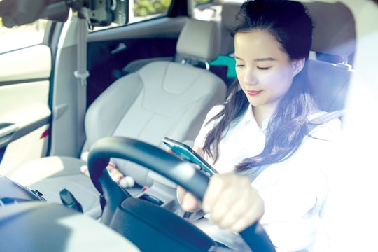 Hiểm họa khi vừa lái xe vừa sử dụng điện thoại