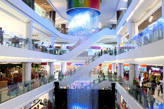 Sense City Phạm Văn Đồng cử “nam thần” tặng hoa cho khách nữ ngày 8/3