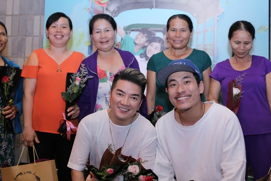Mr Đàm tổ chức tiệc 8/3 cho 25 phụ nữ neo đơn