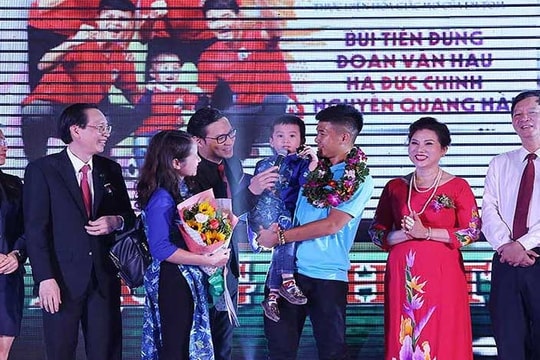 Quang Hải, Văn Hậu, Tiến Dũng và Đức Chinh nhận giải nhất Fair Play 2018