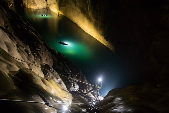 Lặn tìm bí ẩn con sông ngầm bỗng nhiên "biến mất" ở cuối hang Sơn Đoòng