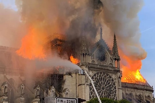 Nhà thờ Đức Bà, Paris (Notre-Dame de Paris) cháy lớn