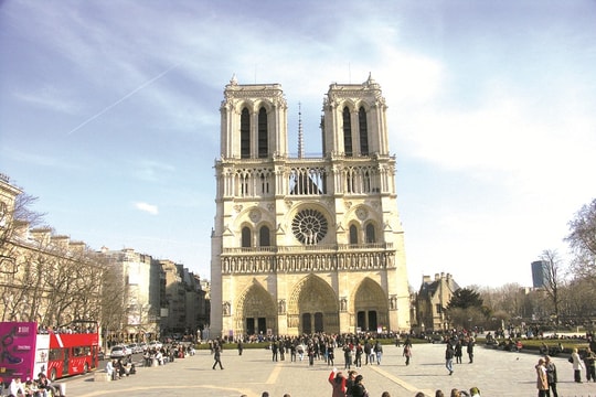 Hầm sâu dưới sân thánh đường Đức Bà Paris