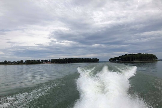 Khám phá vẻ đẹp đảo giữa hồ Trị An