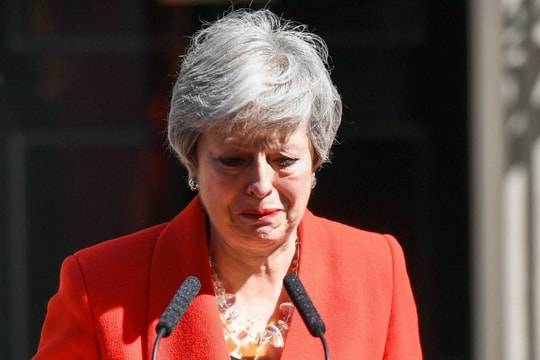 Thủ tướng Theresa May từ chức trong nước mắt, tương lai Brexit tiếp tục mịt mờ