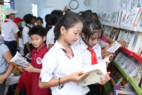 YBA Summer Caravan trao tặng thư viện container