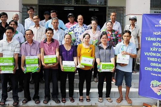 Betrimex tặng phân bón hữu cơ organic cho nông dân