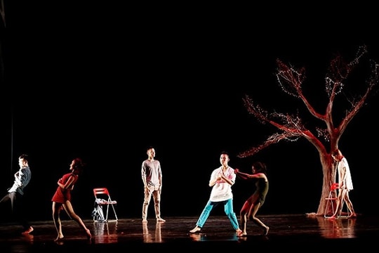 "Giai điệu mùa thu" mở màn với nhạc kịch trinh thám