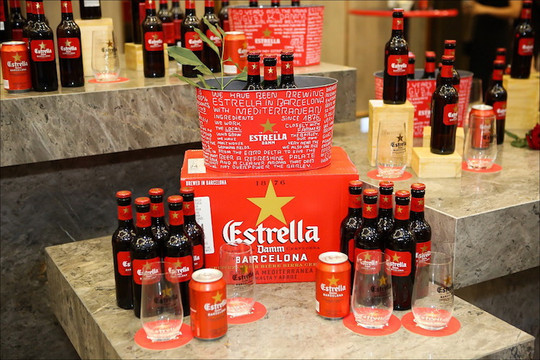 Thưởng thức hương vị bia Estrella Damm