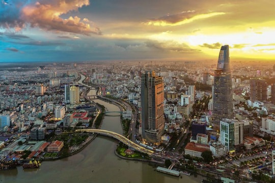 Việt Nam tiếp tục là nền kinh tế tăng trưởng mạnh mẽ nhất ASEAN