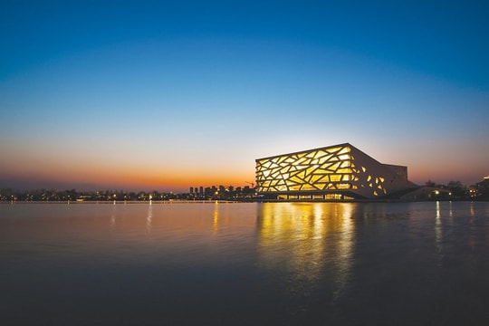 Nhà hát opera giống như tảng băng trôi