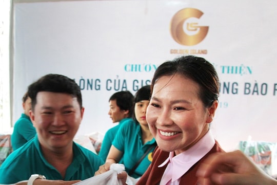 Công ty bất động sản Đảo Vàng trao 600 phần quà cho đồng bào bị thiệt hại do lũ lụt