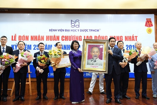 Bệnh viện Đại học Y Dược đón nhận Huân chương Lao động hạng Nhất