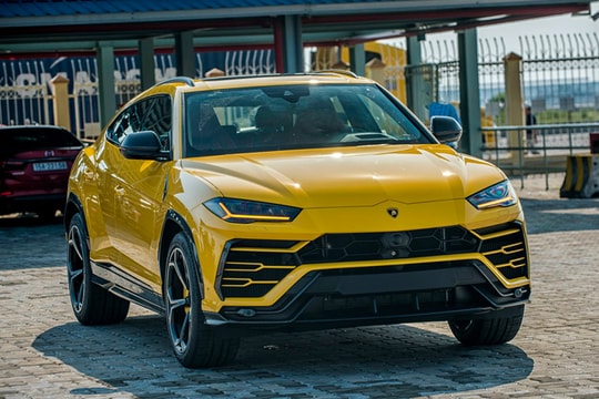 Siêu xe thể thao Lamborghini Urus chính hãng cập cảng Việt Nam