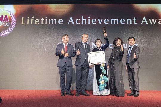 Bà Cao Thị Ngọc Dung nhận giải “Thành tựu trọn đời” của ngành kim hoàn châu Á