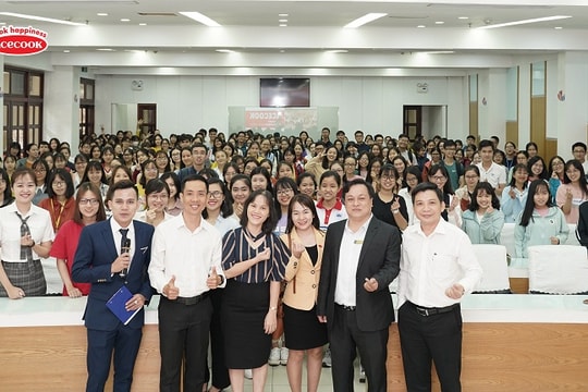 Acecook Việt Nam trao 150 suất học bổng cho sinh viên vượt khó