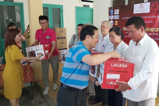 Chương trình “Trao yêu thương nhận nụ cười lần 9”: Trao trên 100 phần quà cho người mù, nghèo huyện Củ Chi