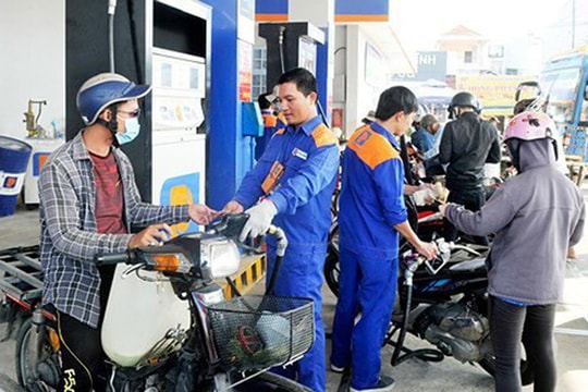 Xăng tăng gần 1.000 đồng/lít