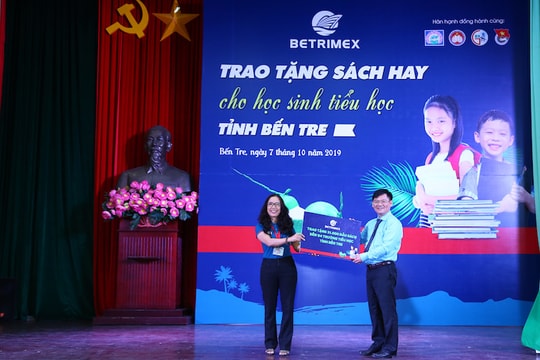Betrimex tặng sách hay cho học sinh tiểu học tỉnh Bến Tre