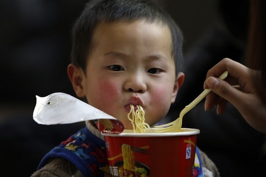 Người Trung Quốc ăn mì gói để giảm chi tiêu