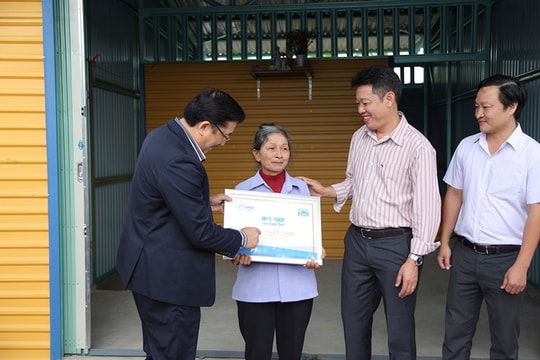 BlueScope Zacs trao tặng hàng trăm mái nhà cho người lao động nghèo