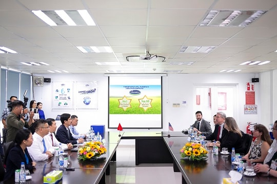 Thứ trưởng Bộ Nông nghiệp Mỹ ấn tượng với nhà máy sữa của Vinamilk