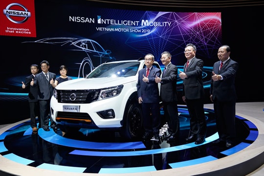 Nissan Việt Nam giới thiệu mẫu bán tải Nissan Navara Black Edition A-IVI
