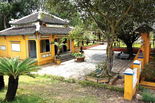 Về Ba Tri viếng Lăng Nguyễn Đình Chiểu