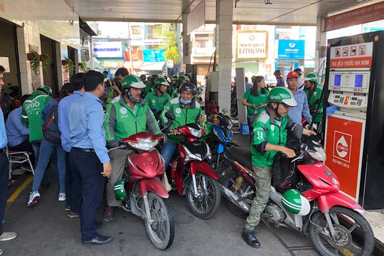 Tài xế công nghệ tranh thủ xếp hàng đổ xăng lấy khuyến mãi