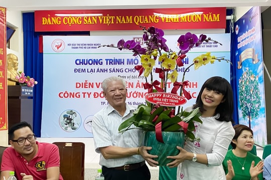 Việt Trinh bán xe hơi lấy tiền cứu giúp các cháu bệnh tim bẩm sinh