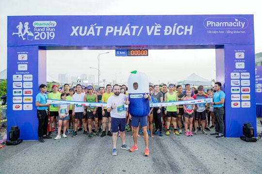 Gần 700 vận động viên chạy bộ gây quỹ từ thiện