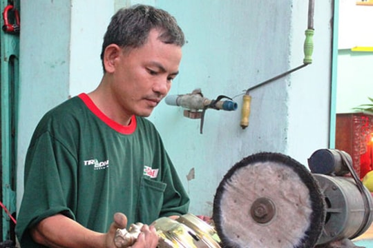 Nghề đánh bóng lư đồng ngày Tết