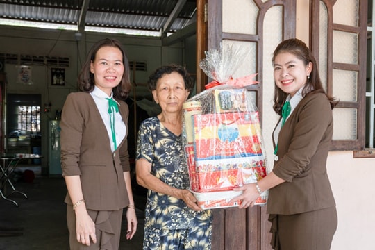 Trao tặng hơn 300 suất quà trong chương trình "Tết yêu thương" tại Sóc Trăng