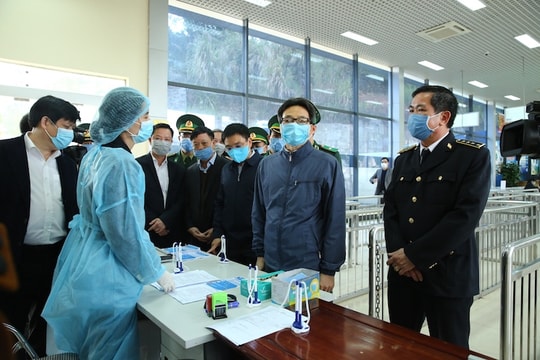 Không có chuyện qua lại biên giới ồ ạt; mọi người nhập cảnh đều được quản lý chặt chẽ Không có chuyện qua lại biên giới ồ ạt; mọi người nhập cảnh đều được quản lý chặt chẽ