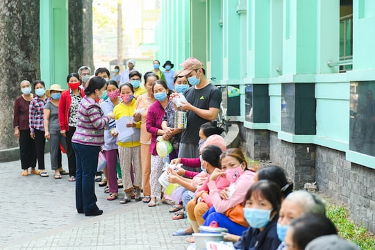 Phát khẩu trang và cơm từ thiện tại Bệnh viện Quân y 175