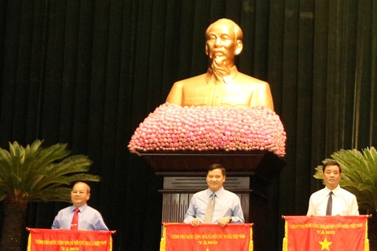 HUBA nhận cờ thi đua của Chính phủ