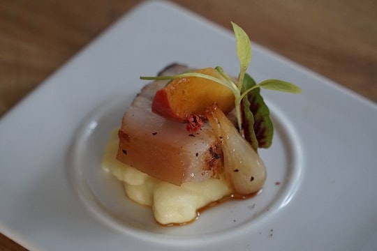 Chế biến món ăn từ táo và kiwi Pháp