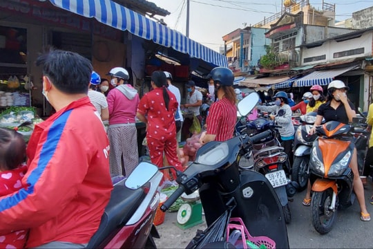 Người Sài Gòn chen lấn mua hàng trước giờ "G"